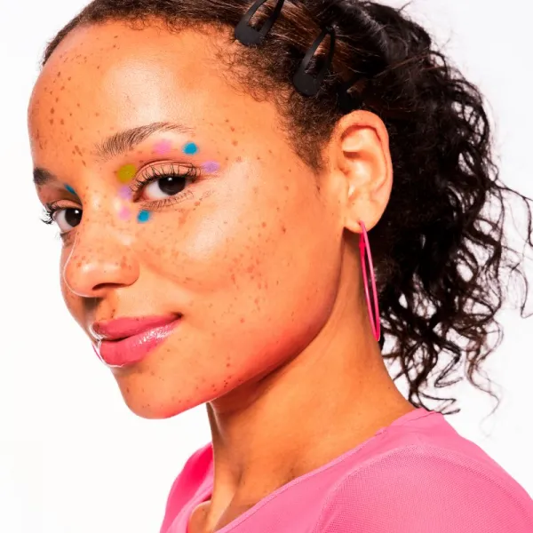 essence BABY GOT HOLO GLOW rozjasňujúca tyčinka odtieň 10 Holy Apricotly 5 g