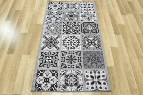 Protišmykový koberec / behúň Patchwork sivý