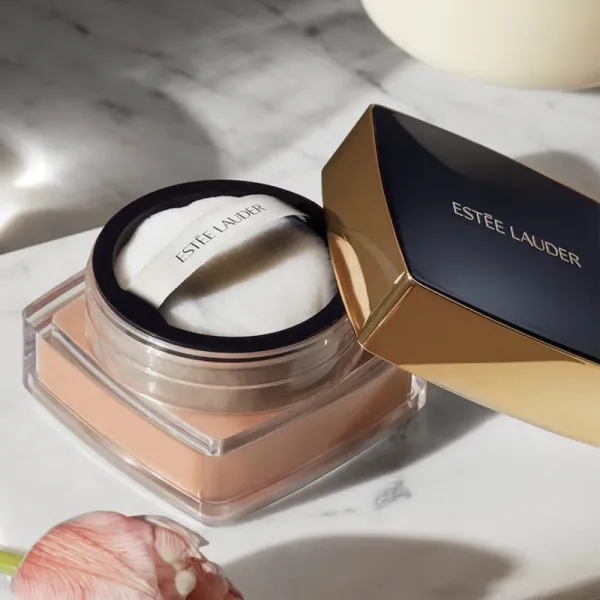 Estée Lauder Double Wear Sheer Flattery Loose Powder sypký púdrový make-up pre prirodzený vzhľad odtieň Translucent Soft Glow 9 g
