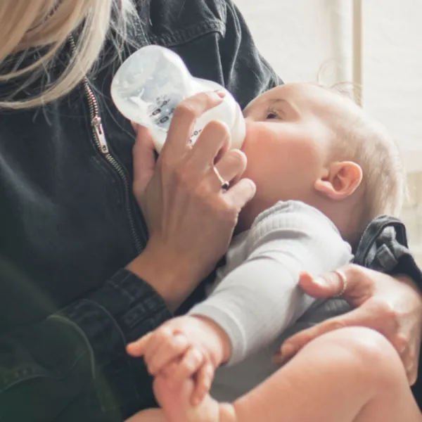 Tommee Tippee Natural Start Anti-Colic samosterilizačná dojčenská fľaša Medium Flow 3 m+ 2x340 ml