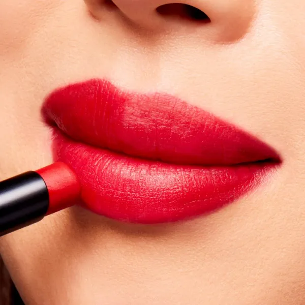 MAC Cosmetics Powder Kiss Velvet Blur Slim Stick matný hydratačný rúž odtieň Ruby New 2 g