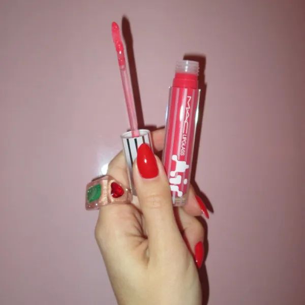 MAC Cosmetics Lipglass Air hydratačný lesk na pery odtieň Behaved 5 ml