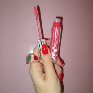 MAC Cosmetics Lipglass Air hydratačný lesk na pery odtieň Behaved 5 ml