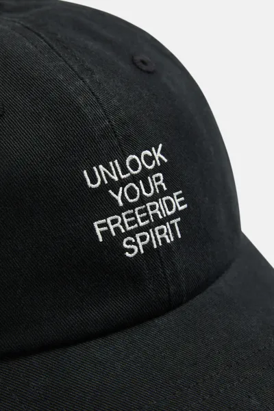 Šiltovka Peak Performance Seasonal Artwork Cap Black