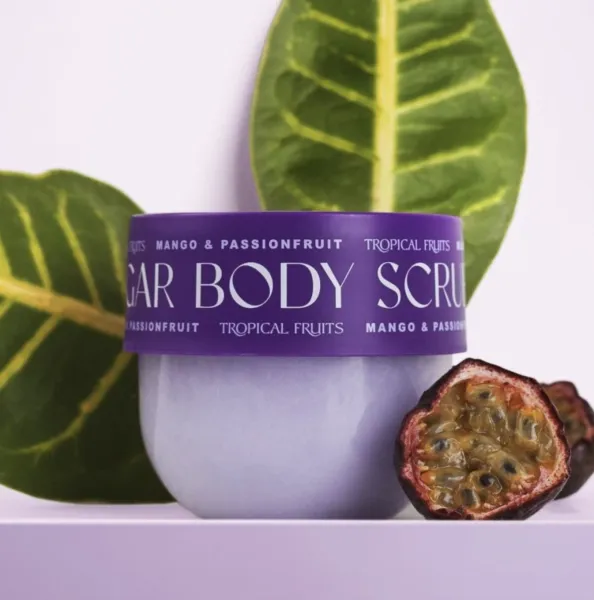 Darčeková súprava cukrového peelingu a masážnej kefy – Mango & Passionfruit