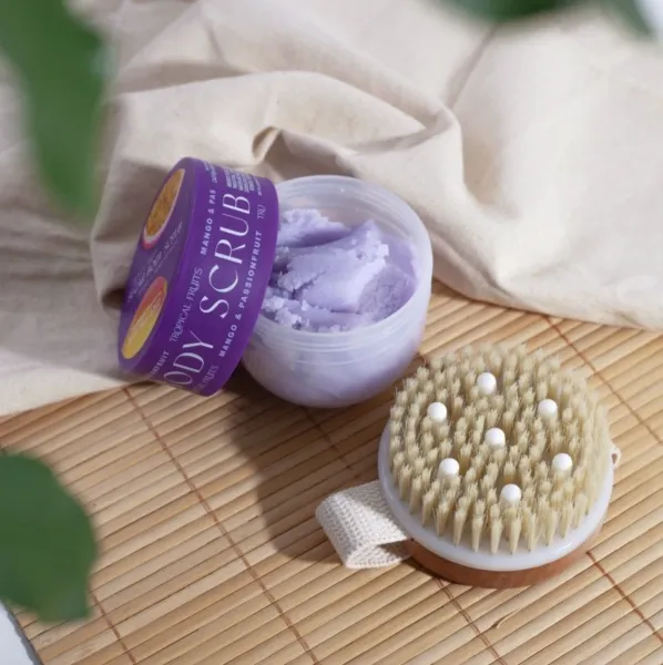 Darčeková súprava cukrového peelingu a masážnej kefy – Mango & Passionfruit