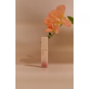 thim Satin Lip Glaze dlhotrvajúci lesk na pery s hydratačným účinkom odtieň 02 Haze Coral 6 g