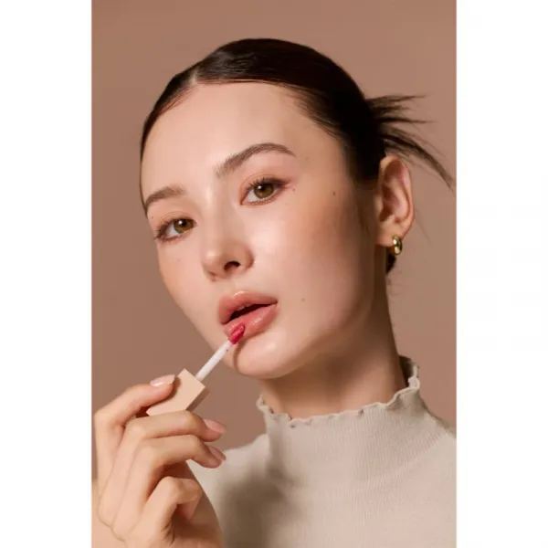 thim Satin Lip Glaze dlhotrvajúci lesk na pery s hydratačným účinkom odtieň 02 Haze Coral 6 g