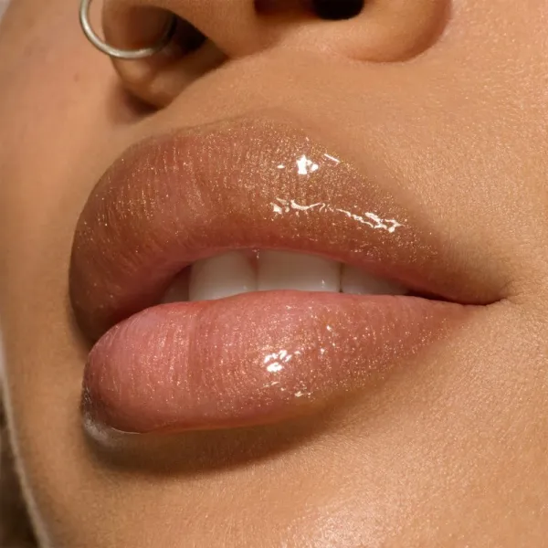 MAC Cosmetics Lipglass Air hydratačný lesk na pery odtieň Accolade 5 ml