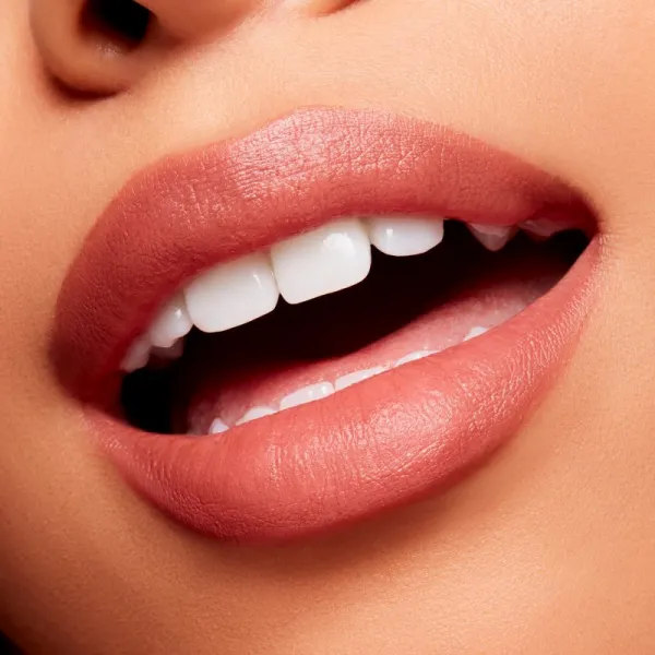 MAC Cosmetics Powder Kiss Velvet Blur Slim Stick matný hydratačný rúž odtieň Over the Taupe 2 g