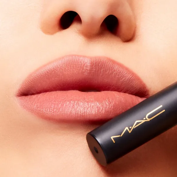MAC Cosmetics Powder Kiss Velvet Blur Slim Stick matný hydratačný rúž odtieň Over the Taupe 2 g