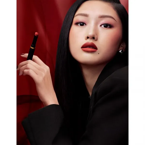 MAC Cosmetics Powder Kiss Velvet Blur Slim Stick matný hydratačný rúž odtieň Ruby New 2 g