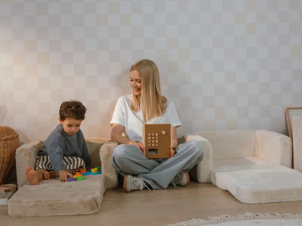 Detské penové kreslo LUMI z plyšu Zvoľte farbu: Hnedá