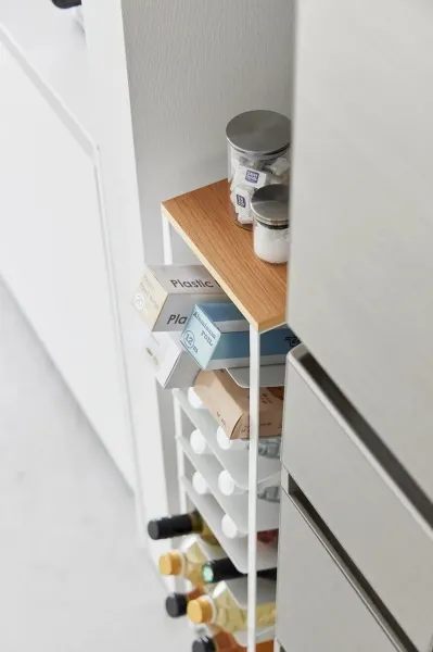 Stojan na fľaše s vrchnákom Yamazaki Tower 8 biela farba