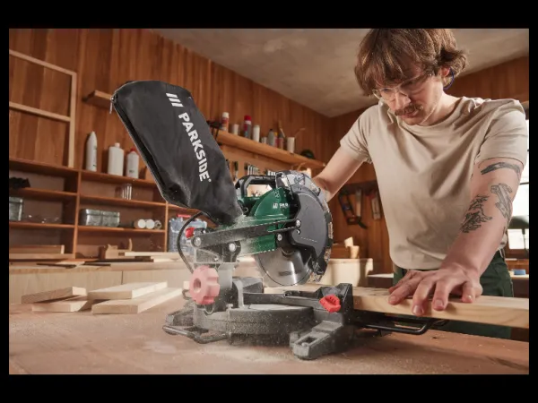 Parkside® Skracovacia a pokosová píla PKS 1500 C4