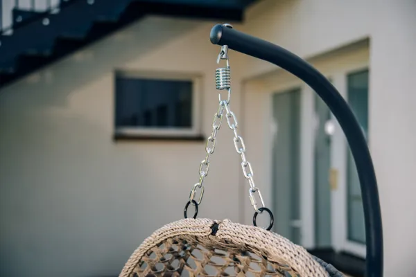 Závesné kreslo MOLINE s čiernym stojanom, sivé