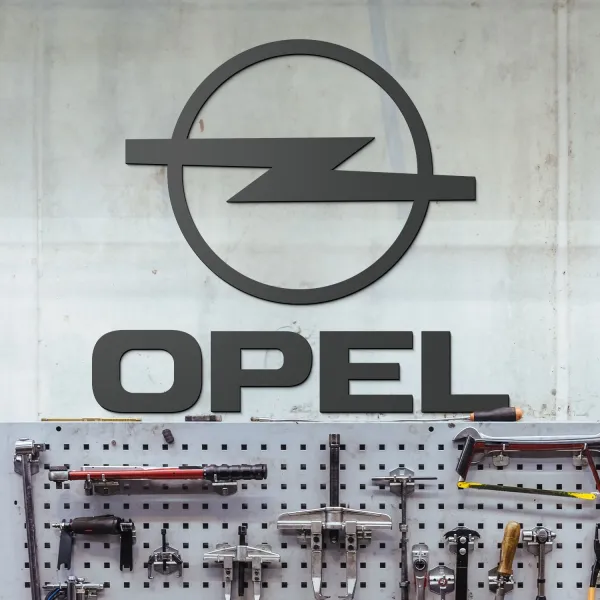 Značka auta na stenu - Opel