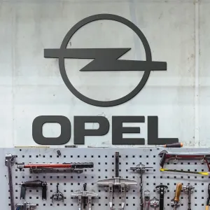 Značka auta na stenu - Opel