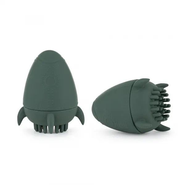 PETITE&MARS Hračka silikónová do vody s kefkou Splashy Rocket Misty Green 6m+