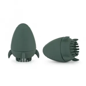 PETITE&MARS Hračka silikónová do vody s kefkou Splashy Rocket Misty Green 6m+