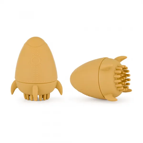 PETITE&MARS Hračka silikónová do vody s kefkou Splashy Rocket Intense Ochre 6m+