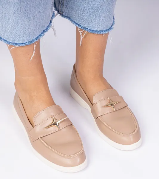 Gemre Tmavobéžové dámske mokasíny so zlatou ozdobou Senna