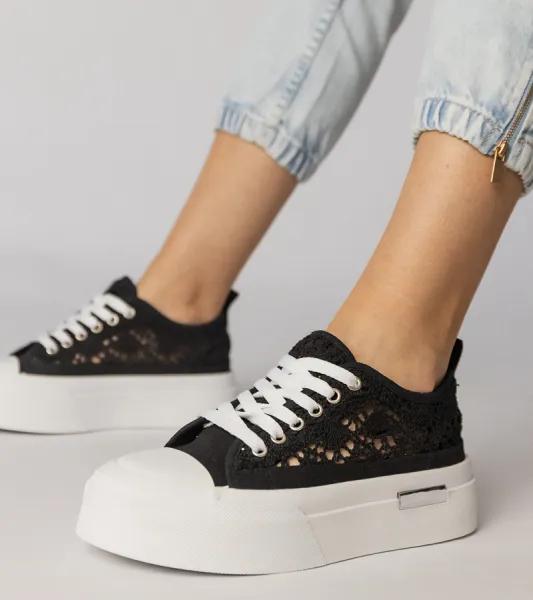 Gemre Čierne dámske tenisky sneakersy s ažúrovým vzorom Runna