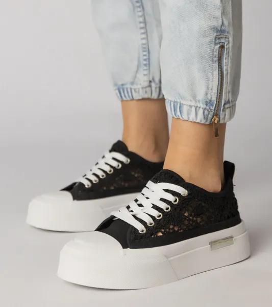 Gemre Čierne dámske tenisky sneakersy s ažúrovým vzorom Runna