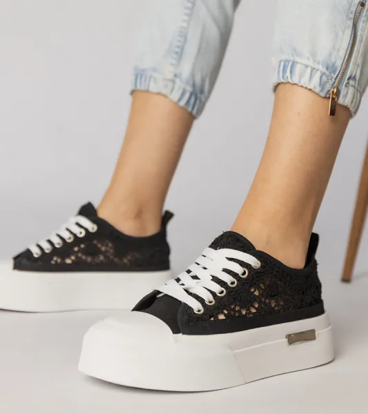 Gemre Čierne dámske tenisky sneakersy s ažúrovým vzorom Runna