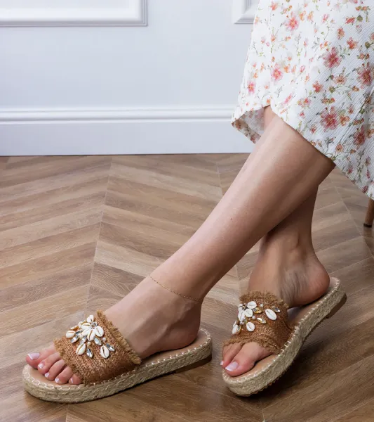 Gemre Hnedé pletené espadrilky s morskými mušľami