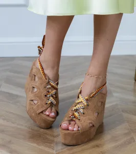 Gemre Hnedé sandále na klinovom podpätku s ozdobným šnurovaním Lakota