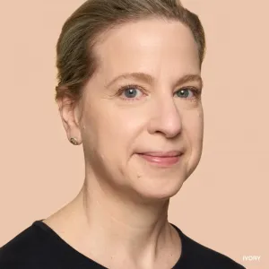 Bobbi Brown Weightless Skin Foundation SPF 15 Mini dlhotrvajúci zmatňujúci make-up s hydratačným účinkom odtieň Ivory 13 ml