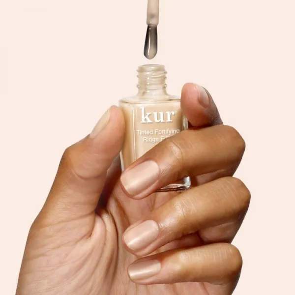 LONDONTOWN Kur Tinted Fortifying Ridge Filler vyhladzujúci podkladový lak na nechty pre suché a krehké nechty odtieň Apricot Beige 12 ml