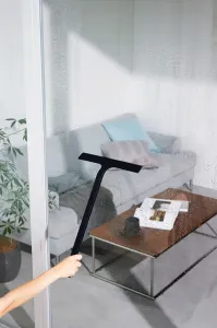 Kúpeľňová stierka s držiakom na stenu Yamazaki Tower čierna farba