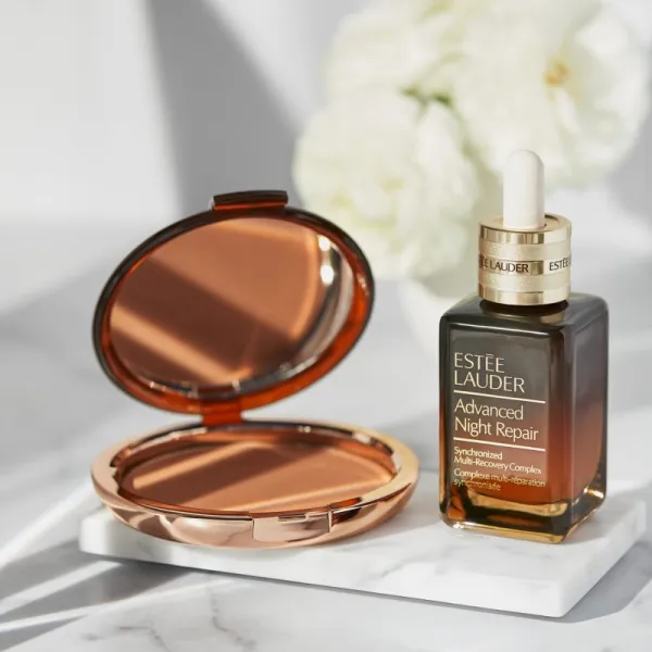 Estée Lauder Bronze Goddess bronzer s púdrovým efektom odtieň Light 21 g