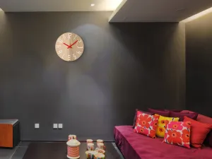 ModernClock Nástenné hodiny Slim Mit hnedo-červené