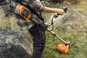 Akumulátorový krovinorez Husqvarna 220iR s akumulátorom a nabíjačkou