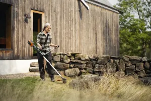 Akumulátorový krovinorez Husqvarna 220iR s akumulátorom a nabíjačkou