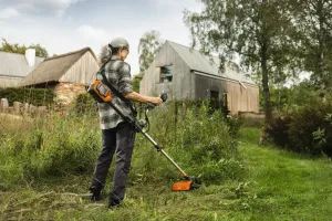 Akumulátorový krovinorez Husqvarna 220iR s akumulátorom a nabíjačkou