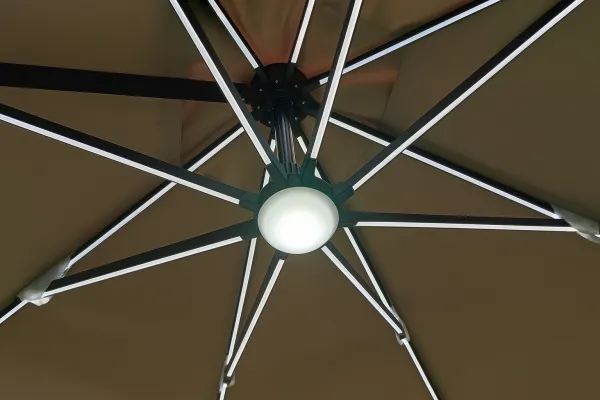 Záhradný slnečník Houseland Vexon s LED osvetlením 300x300 cm svetlohnedý
