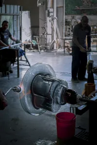Sklenený odkladací stolík Soda, petrolejová - Miniforms