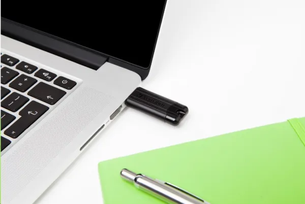 VERBATIM Flash disk 256 GB PinStripe USB 3.0, čierna