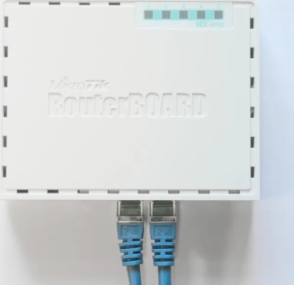 MikroTik RouterBOARD hEX, 880MHz dual-core CPU, 256MB RAM, 5x LAN, USB, microSD slot, vč. L4 licence