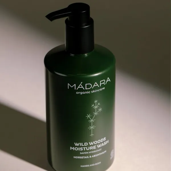 MÁDARA Wild Woods osviežujúci sprchový gél na ruky a telo 500 ml