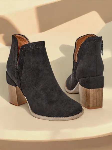 Resti Women's ankle boots on a post Vettot