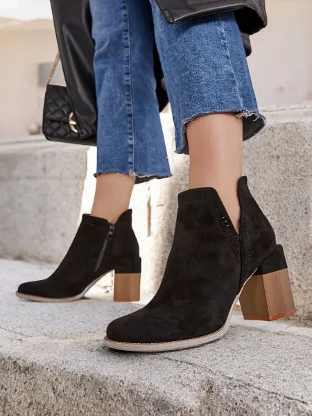 Resti Women's ankle boots on a post Vettot
