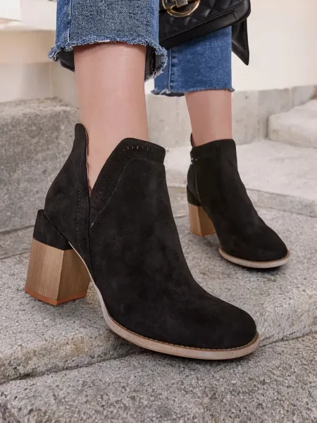 Resti Women's ankle boots on a post Vettot