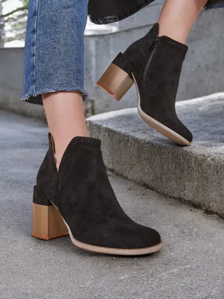Resti Women's ankle boots on a post Vettot