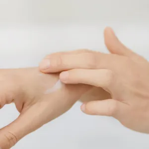 NIVEA Moisture Care Olive hydratačný krém na ruky a nechty 75 ml