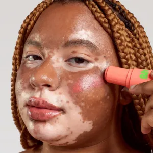 Glow Hub Buff Blush krémová lícenka v tyčinke odtieň Peach Tea 5 g